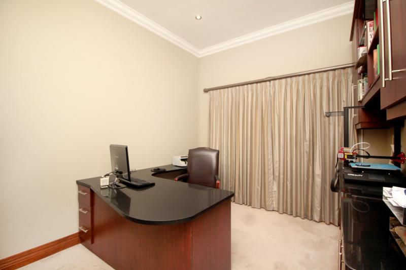5 Bedroom Property for Sale in Linkside Western Cape